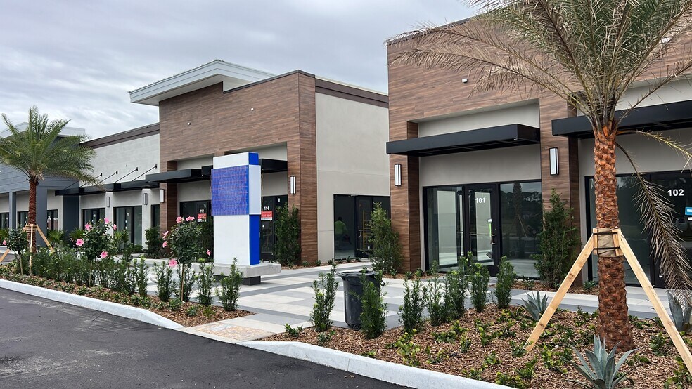 1224 SW Gatlin Blvd, Port Saint Lucie, FL à louer - Photo du bâtiment - Image 1 de 7