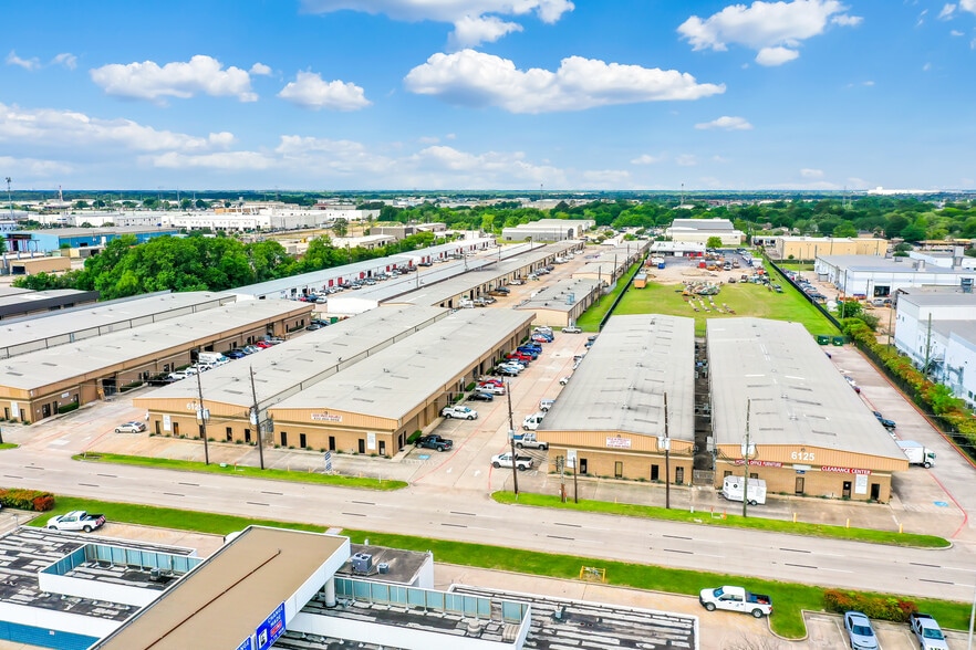 6125 W Sam Houston Pky N, Houston, TX for lease - Building Photo - Image 2 of 11