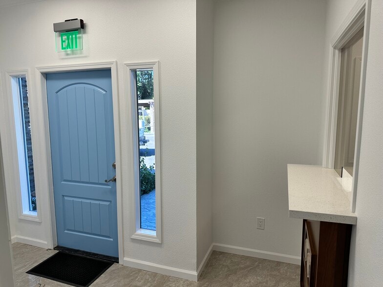 1818 Grand Canal Blvd, Stockton, CA for lease - Building Photo - Image 2 of 17