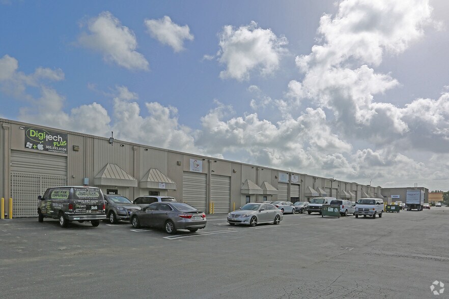 7200-7256 NW 31st St, Miami, FL à louer - Photo du bâtiment - Image 3 de 5