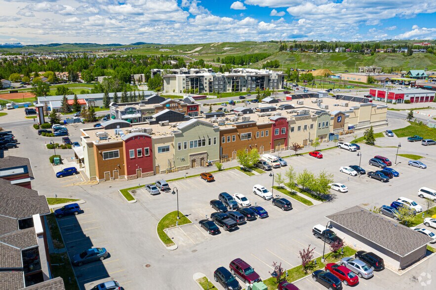 120 5th Ave W, Cochrane, AB à louer - Photo du bâtiment - Image 3 de 6