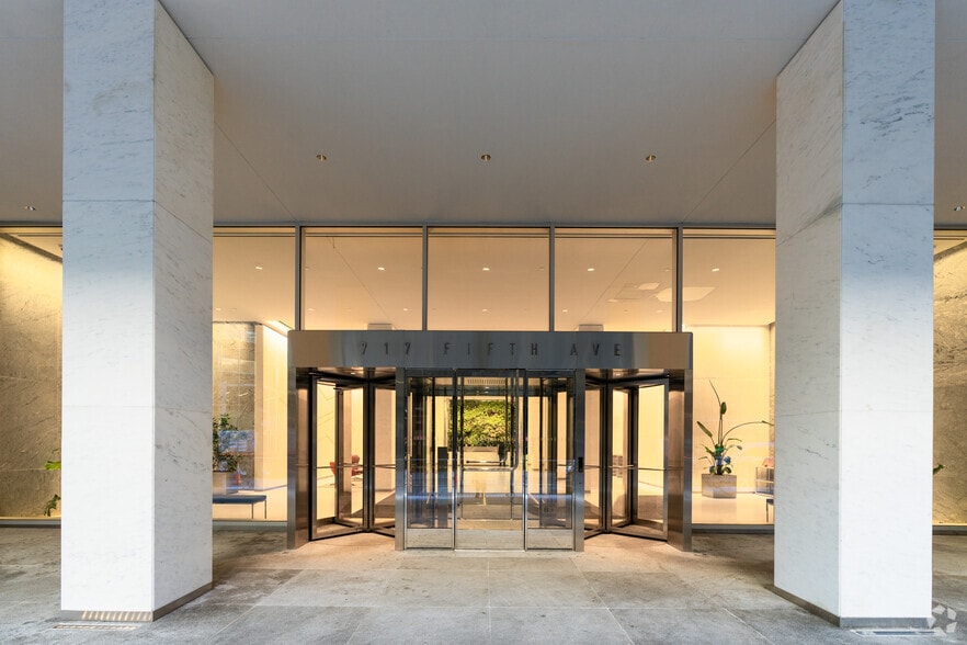 717 Fifth Ave, New York, NY for lease - Building Photo - Image 2 of 12