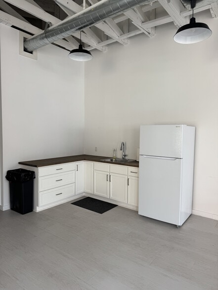 125 E State St, Cherry Valley, IL for lease - Building Photo - Image 3 of 32