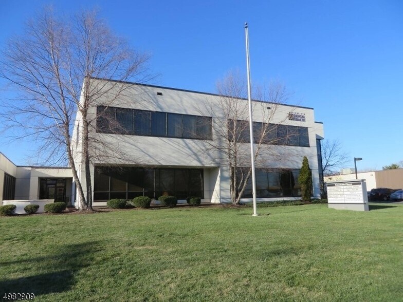 425 Amwell Rd, Hillsborough, NJ à louer - Photo du bâtiment - Image 1 de 5