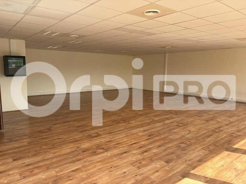 Office in Le Haillan for sale - Interior Photo - Image 2 of 10