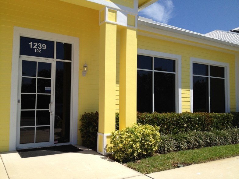 1239 SE Indian St, Stuart, FL à louer - Photo du bâtiment - Image 3 de 15