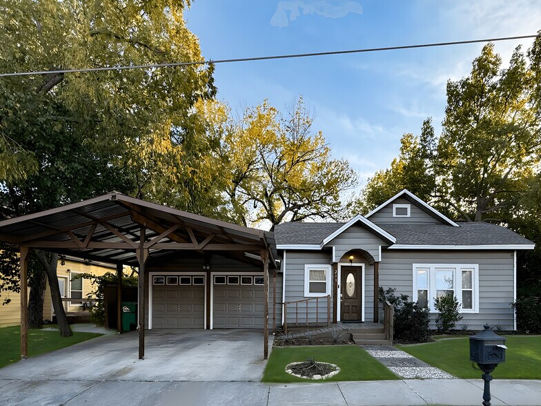 211 Second St, Denton, TX for sale - Primary Photo - Image 1 of 30