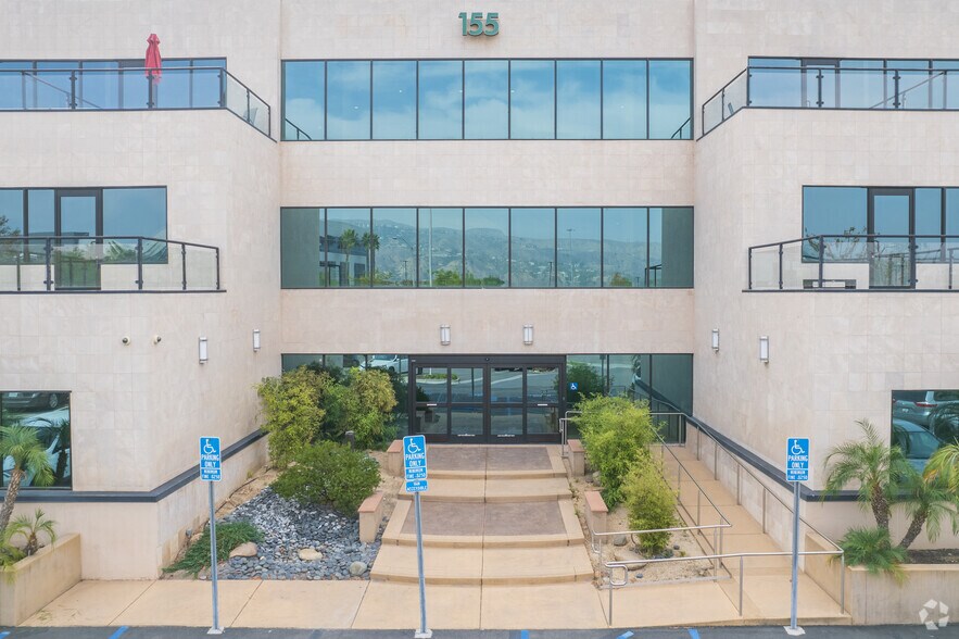 155 N Riverview Dr, Anaheim, CA à louer - Photo du bâtiment - Image 2 de 8