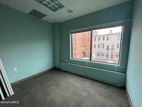 81 Main St, North Adams, MA à louer Photo intérieure- Image 1 de 5