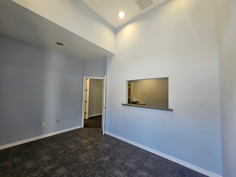 13047 W Linebaugh Ave, Tampa, FL à vendre - Photo intérieure - Image 2 de 9