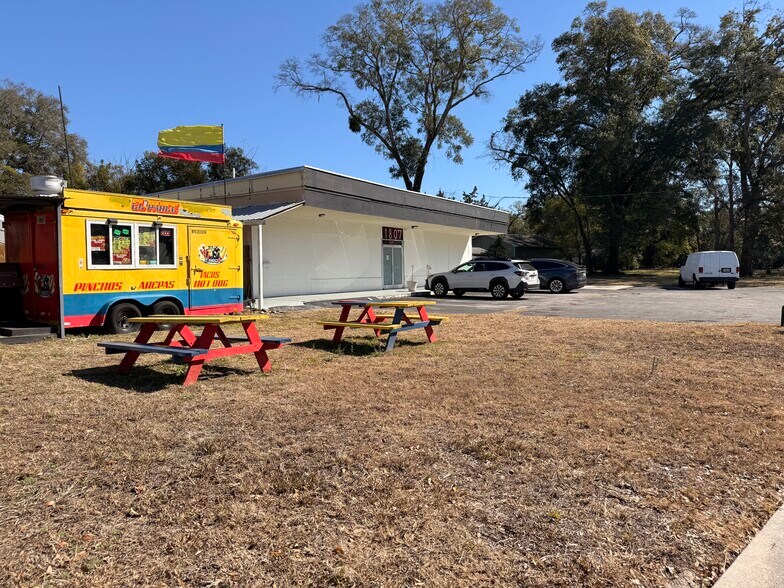 1807 Rogero Rd, Jacksonville, FL à vendre - Photo du bâtiment - Image 3 de 10