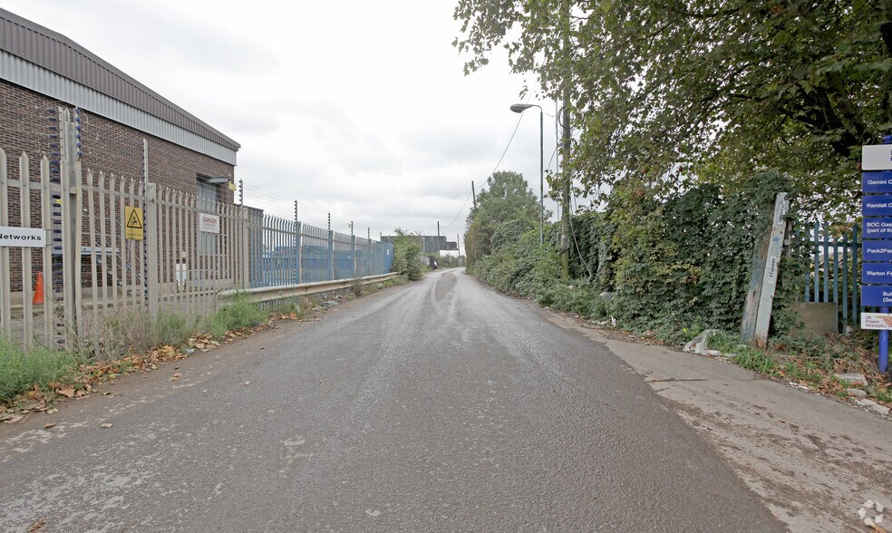 80 River Rd, Barking à louer - Photo du bâtiment - Image 2 de 2