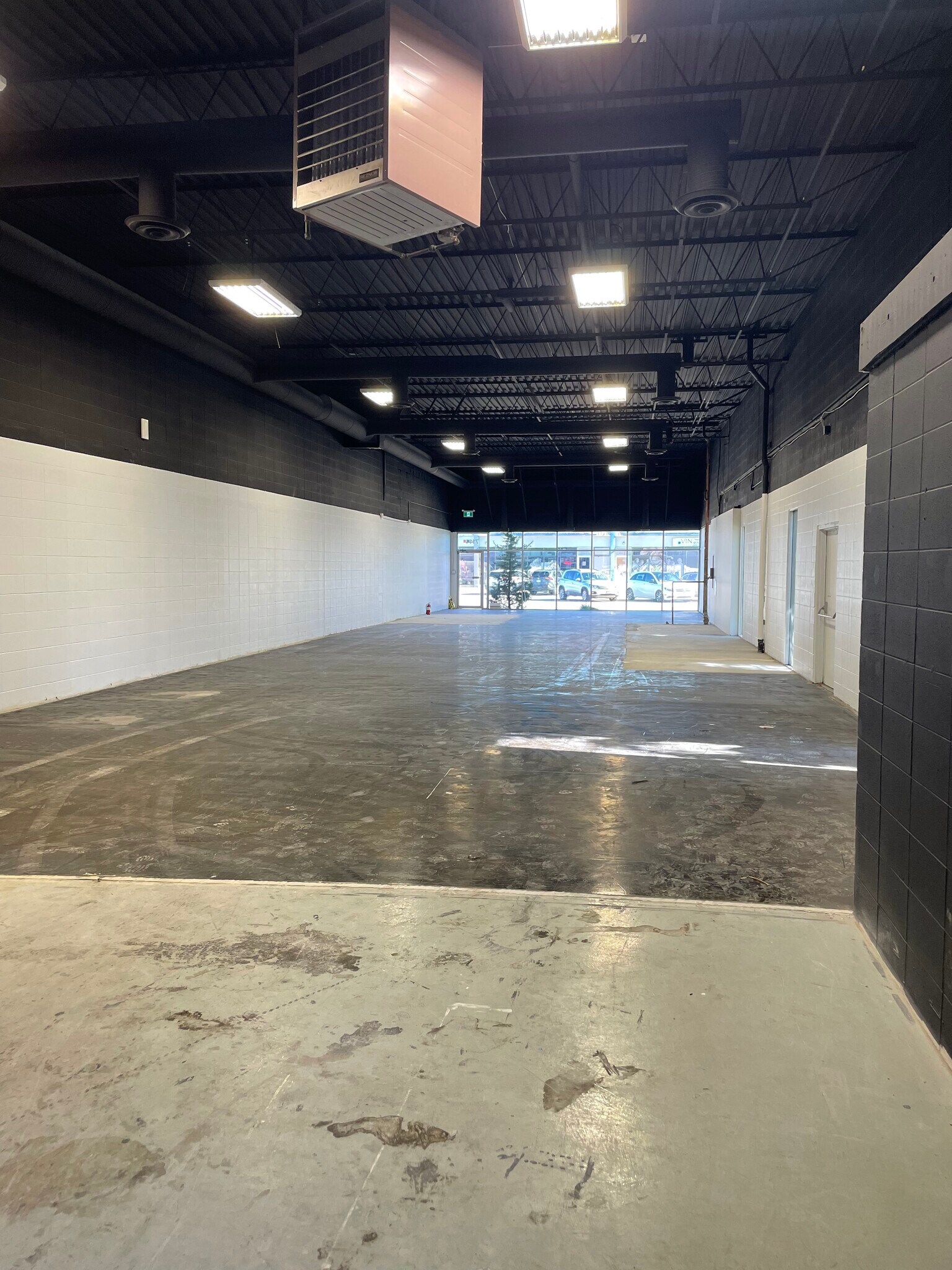 7132-7144 Fisher St SE, Calgary, AB à vendre Photo intérieure- Image 1 de 1