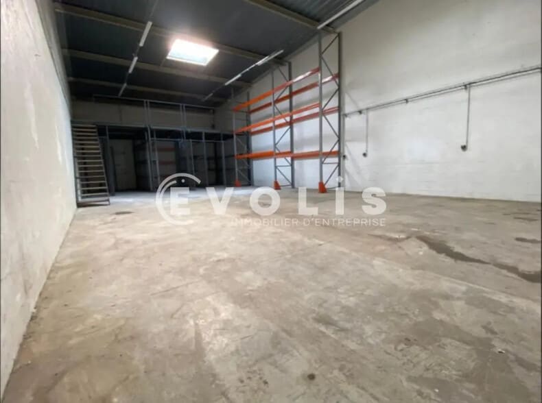 4 Route De Longjumeau, Chilly-Mazarin for lease - Interior Photo - Image 2 of 14