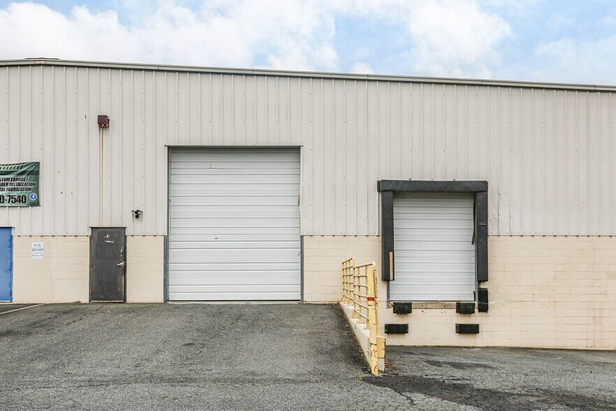 202 Freedom Ct, Fredericksburg, VA à louer - Photo du bâtiment - Image 3 de 3