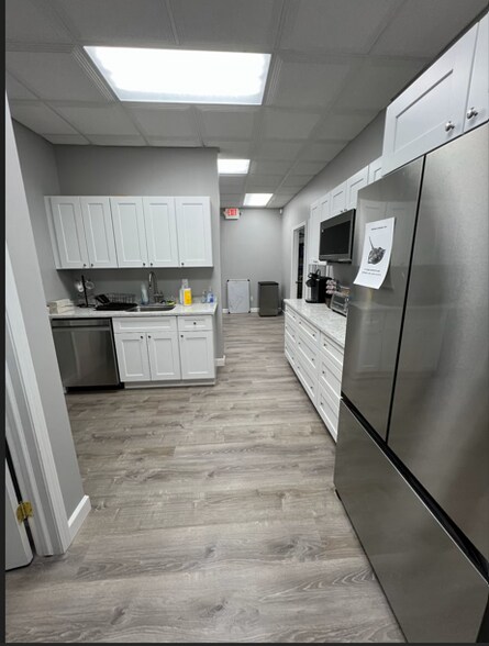 42450 Hayes Rd, Clinton Township, MI for lease - Interior Photo - Image 2 of 18