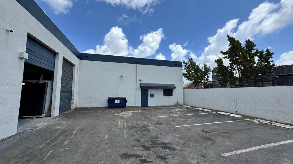6955-6965 NW 43rd St, Miami, FL for lease - Building Photo - Image 2 of 6