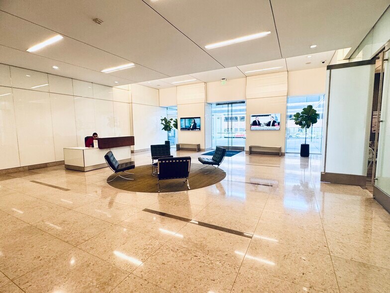 12301 Wilshire Blvd, Los Angeles, CA à louer - Photo du bâtiment - Image 3 de 6