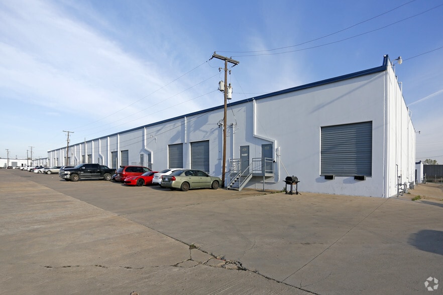 5848-5884 E Berry St, Fort Worth, TX for lease - Building Photo - Image 2 of 14