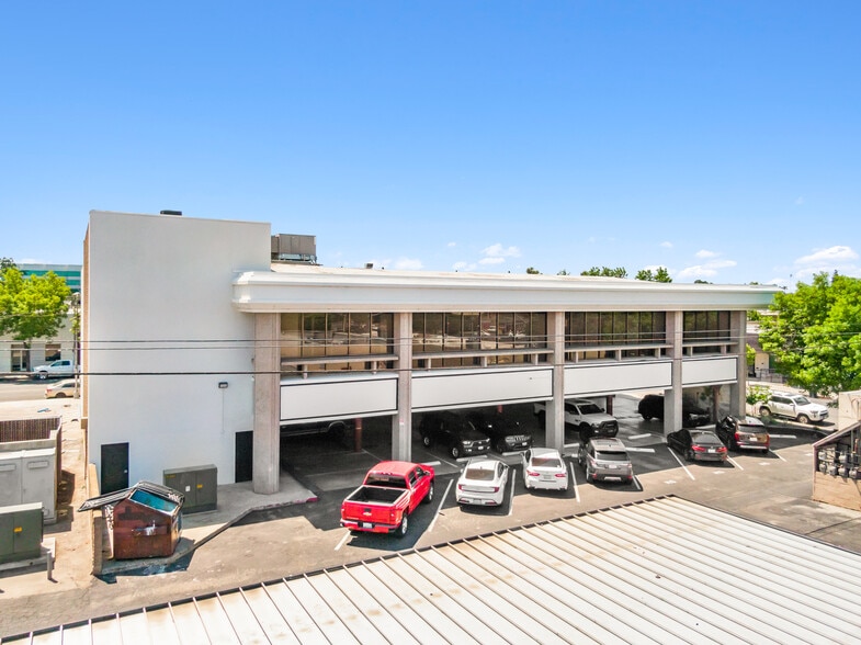 520 W Main St, Visalia, CA for lease - Building Photo - Image 3 of 6