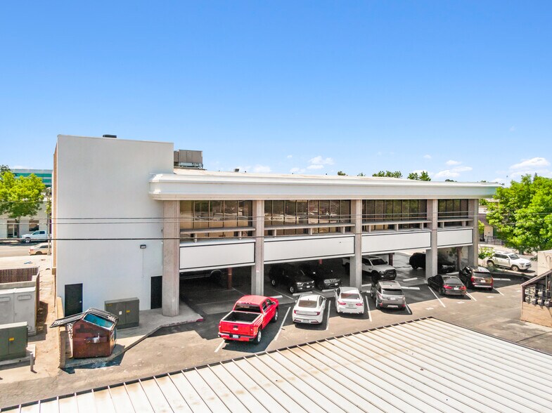 520 W Main St, Visalia, CA à louer - Photo du bâtiment - Image 3 de 6