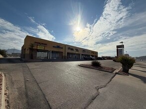 1060 Doniphan Park Cir, El Paso, TX for lease Building Photo- Image 2 of 2