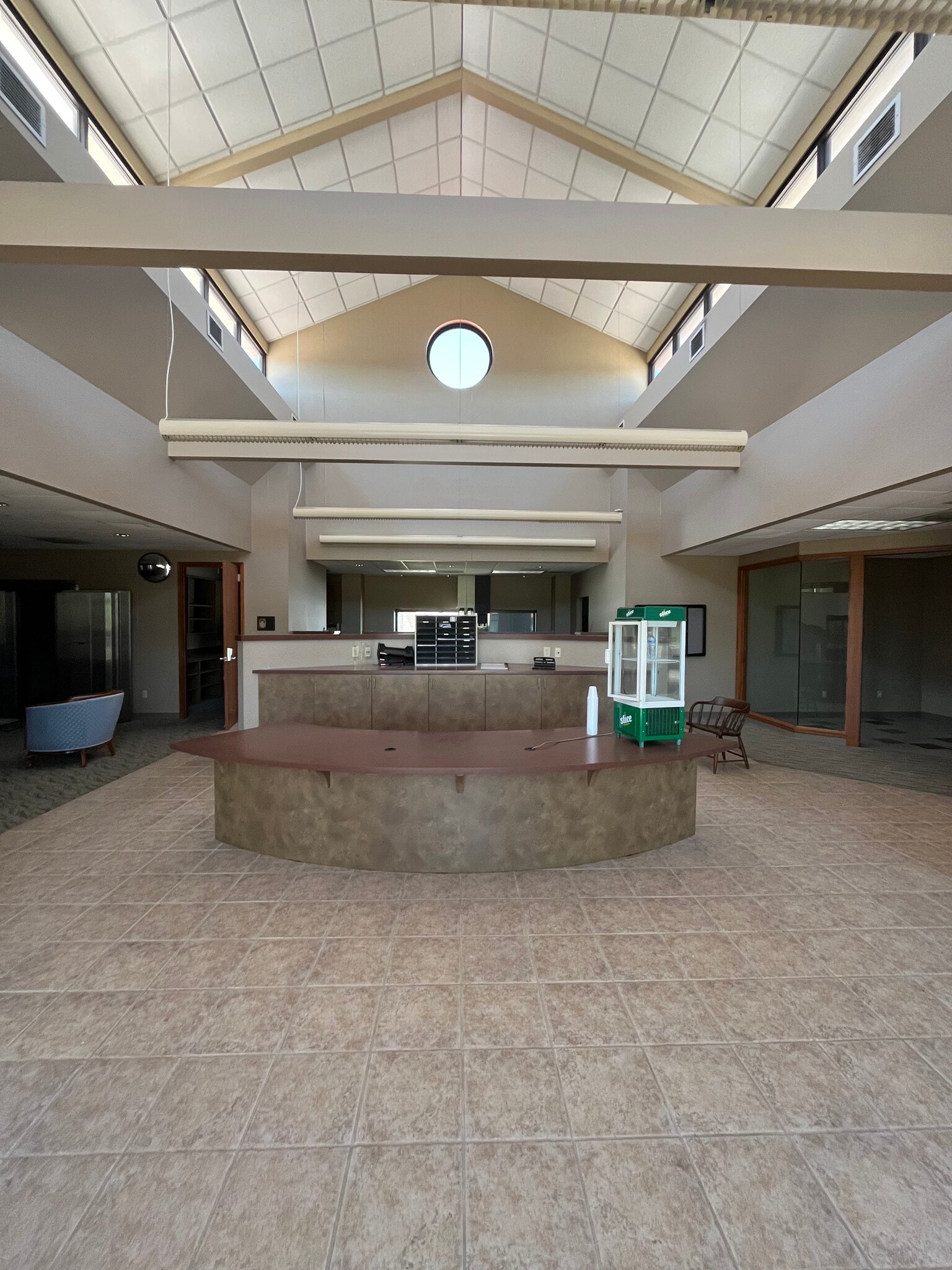 5520 Hedge Lane Ter, Shawnee, KS for sale Interior Photo- Image 1 of 5