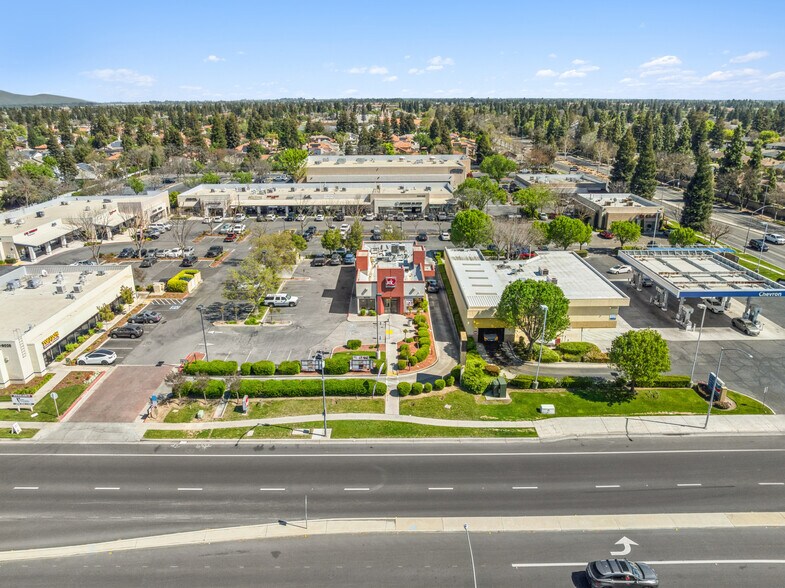 8008 N Cedar Ave, Fresno, CA à vendre - Photo du bâtiment - Image 3 de 4