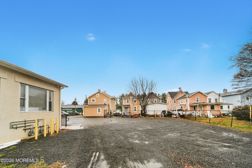79 Throckmorton St, Freehold, NJ à vendre - Photo du bâtiment - Image 2 de 25
