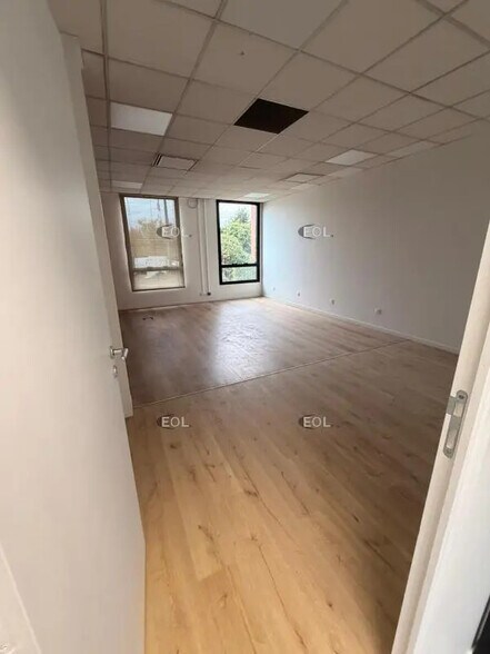 Flex in Massy for lease - Interior Photo - Image 3 of 6