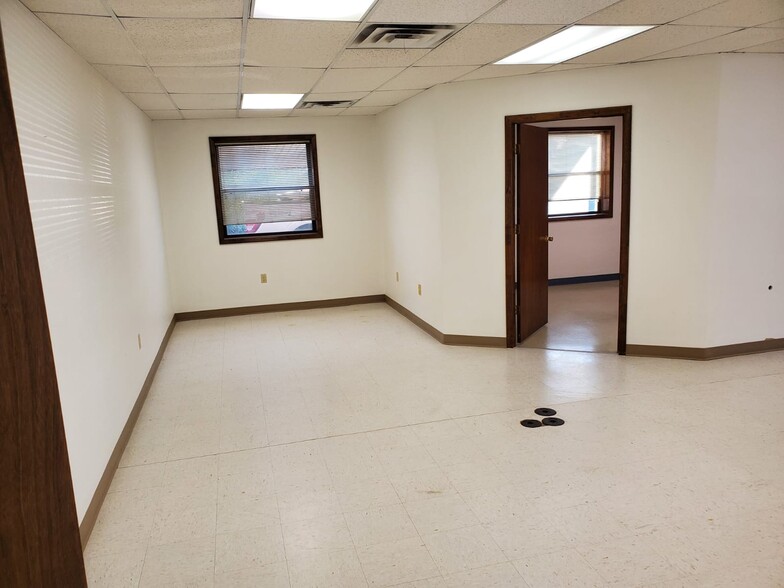 405 E Florida St, Deming, NM for lease - Interior Photo - Image 2 of 16