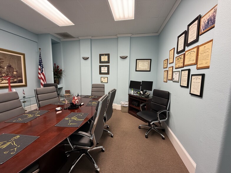 156 W Robertson St, Brandon, FL for lease - Building Photo - Image 3 of 4