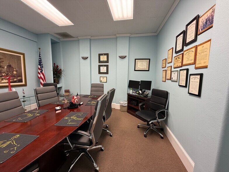 156 W Robertson St, Brandon, FL à louer - Photo du bâtiment - Image 3 de 4