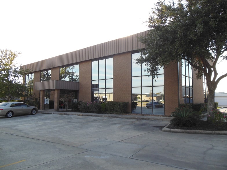 1931 Humble Place Dr, Humble, TX for lease - Primary Photo - Image 1 of 3