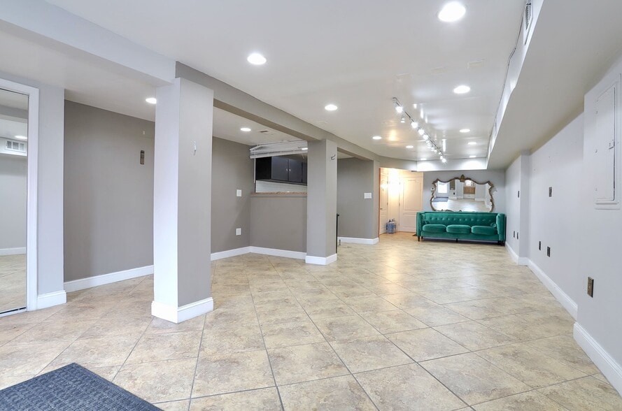 693 Bergen Ave, Jersey City, NJ for lease - Interior Photo - Image 3 of 19