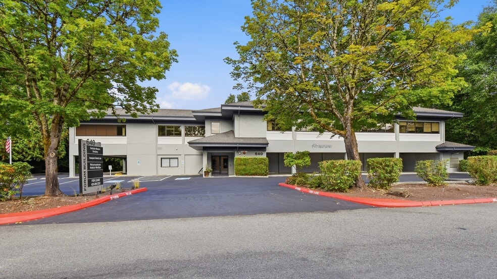 640 NW Gilman Blvd, Issaquah, WA à vendre - Photo du bâtiment - Image 1 de 8