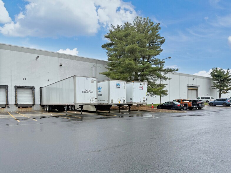 130 Docks Corner Rd, Dayton, NJ à louer - Photo du bâtiment - Image 2 de 4