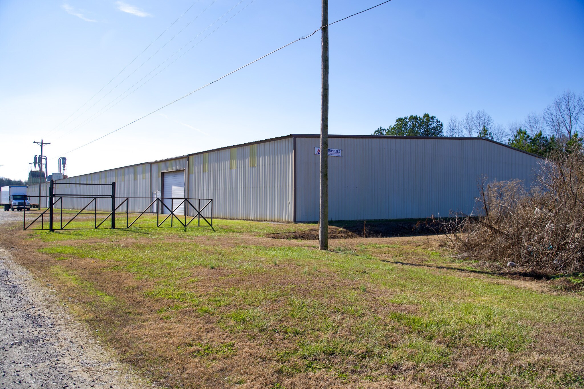McKee Road Industrial portefeuille de 2 propriétés à vendre sur LoopNet.ca Photo principale- Image 1 de 15