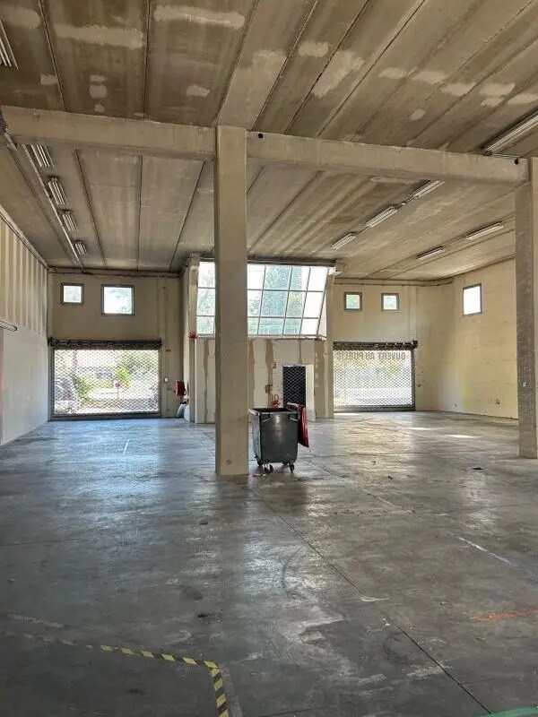 Retail in Aubagne for lease Interior Photo- Image 1 of 7