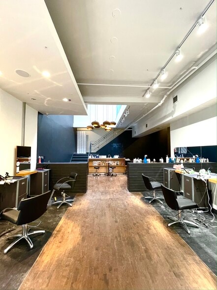 269 Queen St W, Toronto, ON for sale - Interior Photo - Image 2 of 9