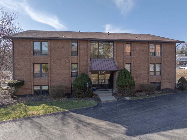 600 Commerce Dr, Coraopolis, PA à vendre - Photo du bâtiment - Image 2 de 36