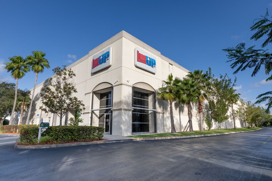 3001 Center Port Cir, Pompano Beach, FL à louer - Photo du bâtiment - Image 1 de 6