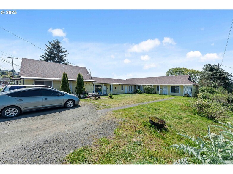 1900 Monroe St, North Bend, OR à vendre - Photo du bâtiment - Image 2 de 48