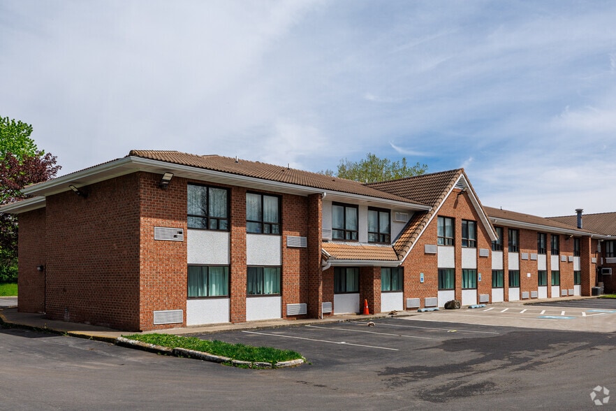 6577 Baptist Way, East Syracuse, NY à vendre - Photo du bâtiment - Image 3 de 5