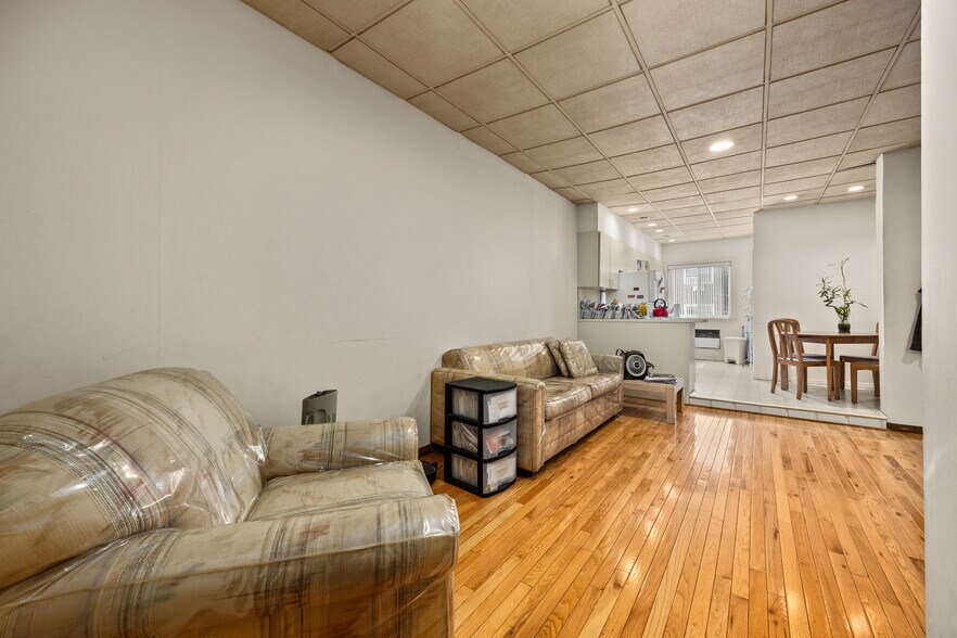 7031 67th Pl, Glendale, NY à vendre - Photo du bâtiment - Image 3 de 14