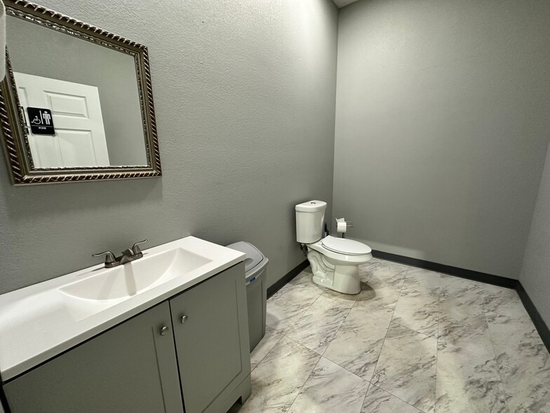 1013 E New Boston Rd, Nash, TX for lease - Interior Photo - Image 3 of 23