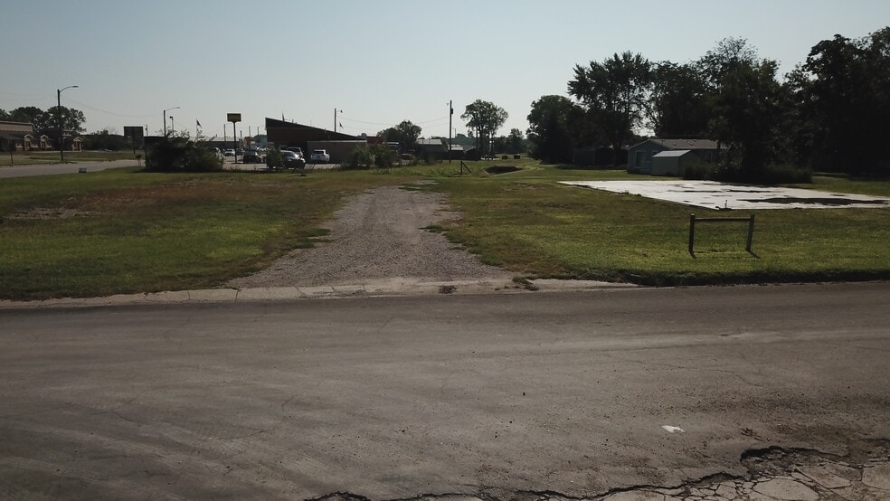 1303 East St, Iola, KS for sale - Building Photo - Image 3 of 15