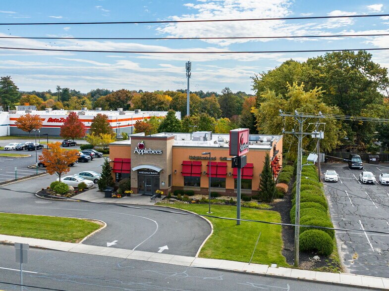 2.52ACRE Retail W/ 3 Corp Gnd Leases portefeuille de 2 propriétés à vendre sur LoopNet.ca - Photo du bâtiment - Image 3 de 5