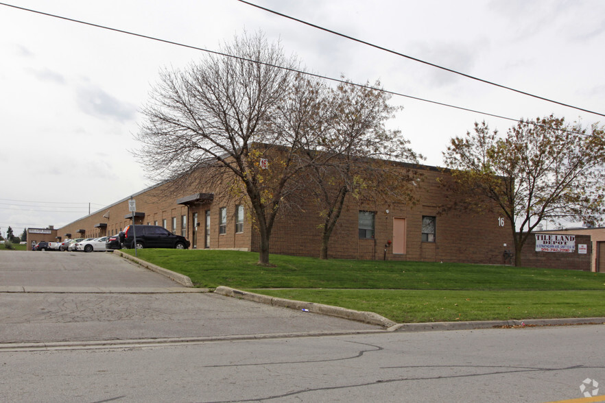 16 Strathearn Ave, Brampton, ON à louer - Photo principale - Image 1 de 4