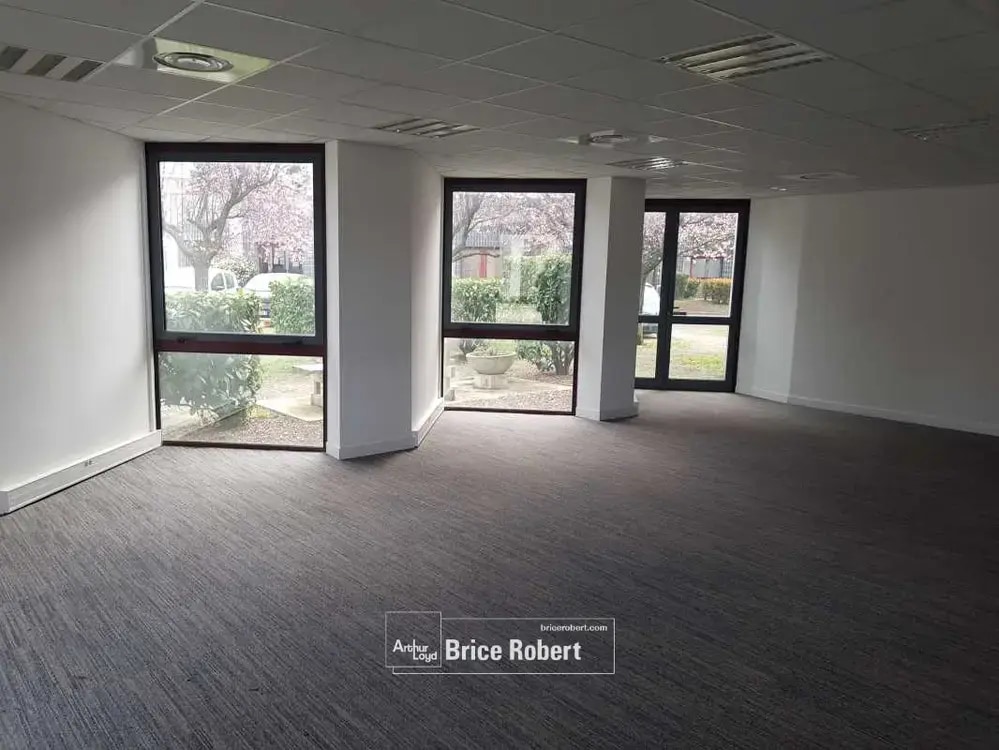 Office in Vénissieux for lease Interior Photo- Image 1 of 5